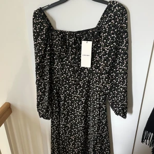 Adoore klänning - Strl 34. Med prislappar på. 