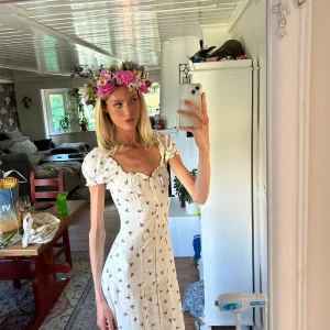 Blommig klänning - Säljer denna jättevacker klänning i mycket bra kvalite från h&m. Använd vid ett tillfälle 