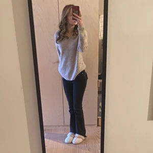 Stickad tröja  - Säljer min stickade tröja då den inte kommer till användning. Endast använd 1-2 gånger. Jätte jätte mysig och skön. Ny pris c 349.  Färgen är lite ljus grå, beige, super fin. Bara skriv vid frågor elelr funderingar ❤️