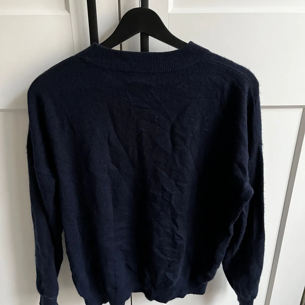 Mörkblå Soft Goat kashmir tröja. Ett litet hål på högerarm (som kan ses på sista bilden).. Tröjor & Koftor.