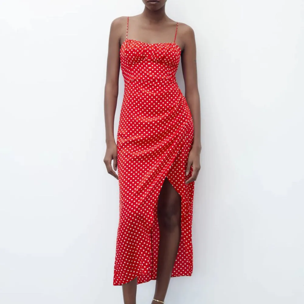 Säljer nu denna superfina prickiga röda klänningen från zara! Endast använd en gång. Priset är diskuterbart 💕. Klänningar.