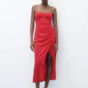 Säljer nu denna superfina prickiga röda klänningen från zara! Endast använd en gång. Priset är diskuterbart 💕