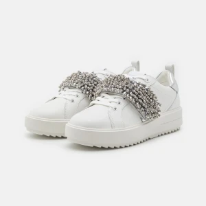 Michael Kors Emmett 40,5 - Ett par helt oanvända Michael Kors Emmett skor i storlek 40,5. Säljes då jag köpte hem två storlekar. Riktigt festliga med en både sportig och elegant stil. Perfekt till bland annat studenten! Pris kan diskuteras vid snabb affär.  Nypris 3000kr