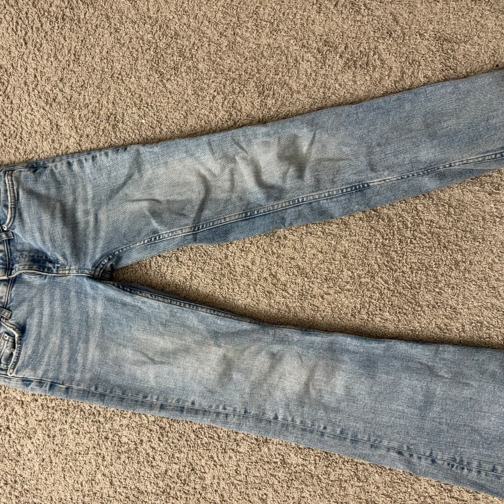 fina jeans ifrån Gina🩷 storlek 146 men passar mig som är cirka 155🩷. Jeans & Byxor.
