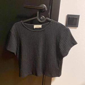 Tröja - Tröja av tyg med tekstur. Vacker kortare t-shirt. 