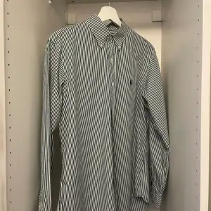 Ralph Lauren Skjorta i grymt skick!  Passar bra till en annan tröja jag säljer! Ser också på andra bilden