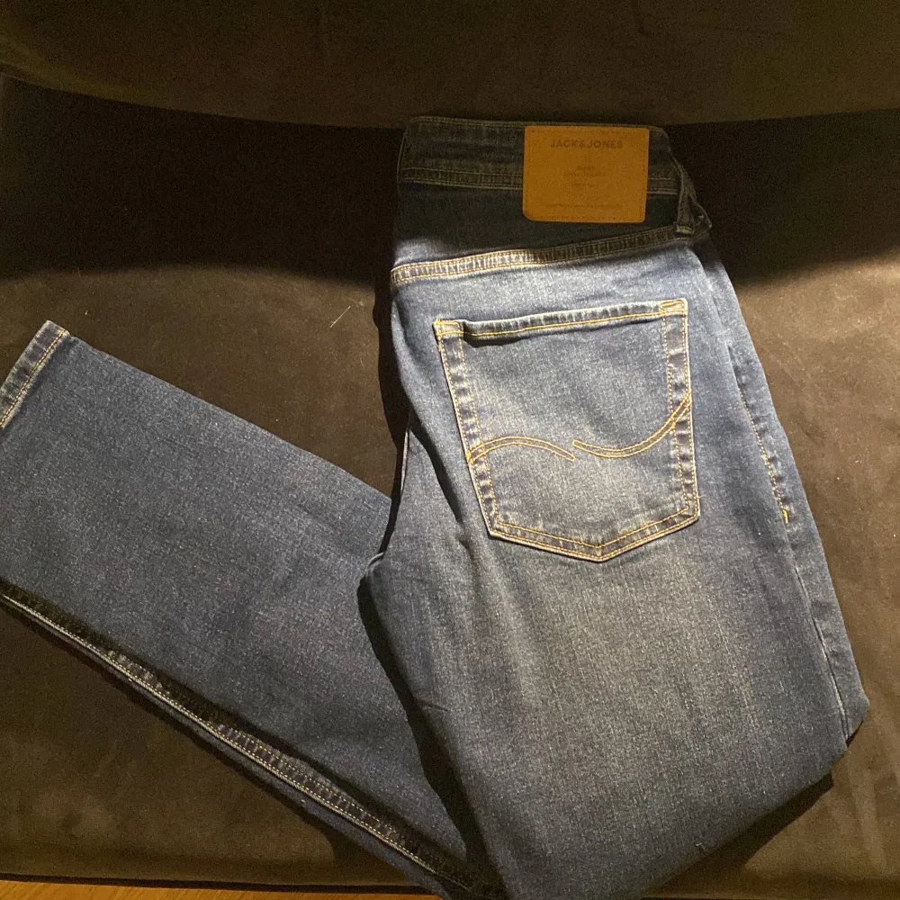 Säljer mina Jack and Jones jeans i strl W28 L30 jeansen är i model Glenn och är slim fit skicket är 9/10 nästan helt nya.. Jeans & Byxor.