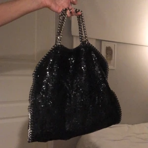 Stella McCartney väska - Säljer min äkta Stella McCartney väska lite sliten som ni ser på bild tre därav priset men annars jättefin