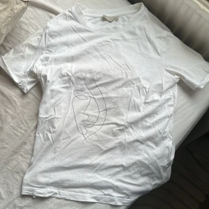 Enkel tshirt - Tröjan är i ett bra skick. Har krympt en aning i tvätten. 