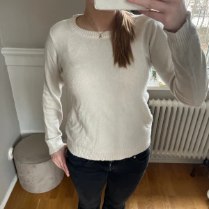 Stickad tröja - Benvit stickad tröja i mycket bra skick. 