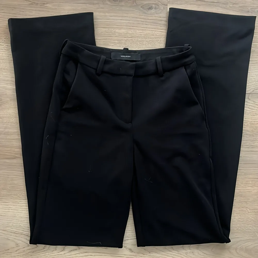 Svarta kostymbyxor från VeroModa i storlek xs/34. Säljer då de inte kommer till användning men inget fel utan super snygga byxor. Säljer för 300kr💗💗hör av er för fler bilder . Jeans & Byxor.