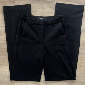 Svarta kostymbyxor från VeroModa i storlek xs/34. Säljer då de inte kommer till användning men inget fel utan super snygga byxor. Säljer för 300kr💗💗hör av er för fler bilder 