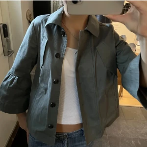 Trekvartärmad jacka  - Supersöt jacka med trekvartsärm! Passar perfekt nu till våren💘