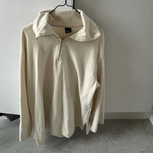 Stickad tröja  - Stickad tröja med dragkedja! Jättefint skick och varsamt använd🥰