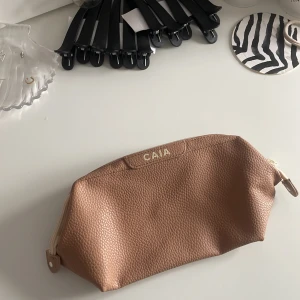 Caia necessär  - Fin caia necessär som är använd vid få tillfällen , den är rymligare än vad man tror och får plats med mycket. Nypris 250kr och mitt pris 100kr💕, skriv om ni har funderingar