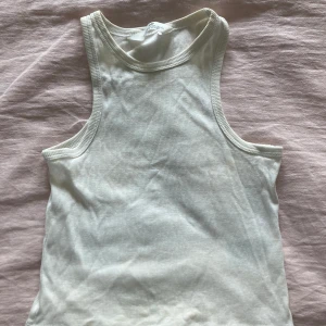 Ribbat linne - Vitt ribbat linne, ganska bra skick - för litet för mig så därför säljer jag!🫶🏼