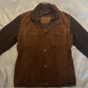 Mocka Cardigan - Tja, säljer nu min asfeta mocka cardigan från Massimo dutti! Den är i väldigt bra skick och har inga defekter. Den är köpt för 2699kr i butik men mitt pris är 1499kr! Skriv om ni har frågor eller funderingar!