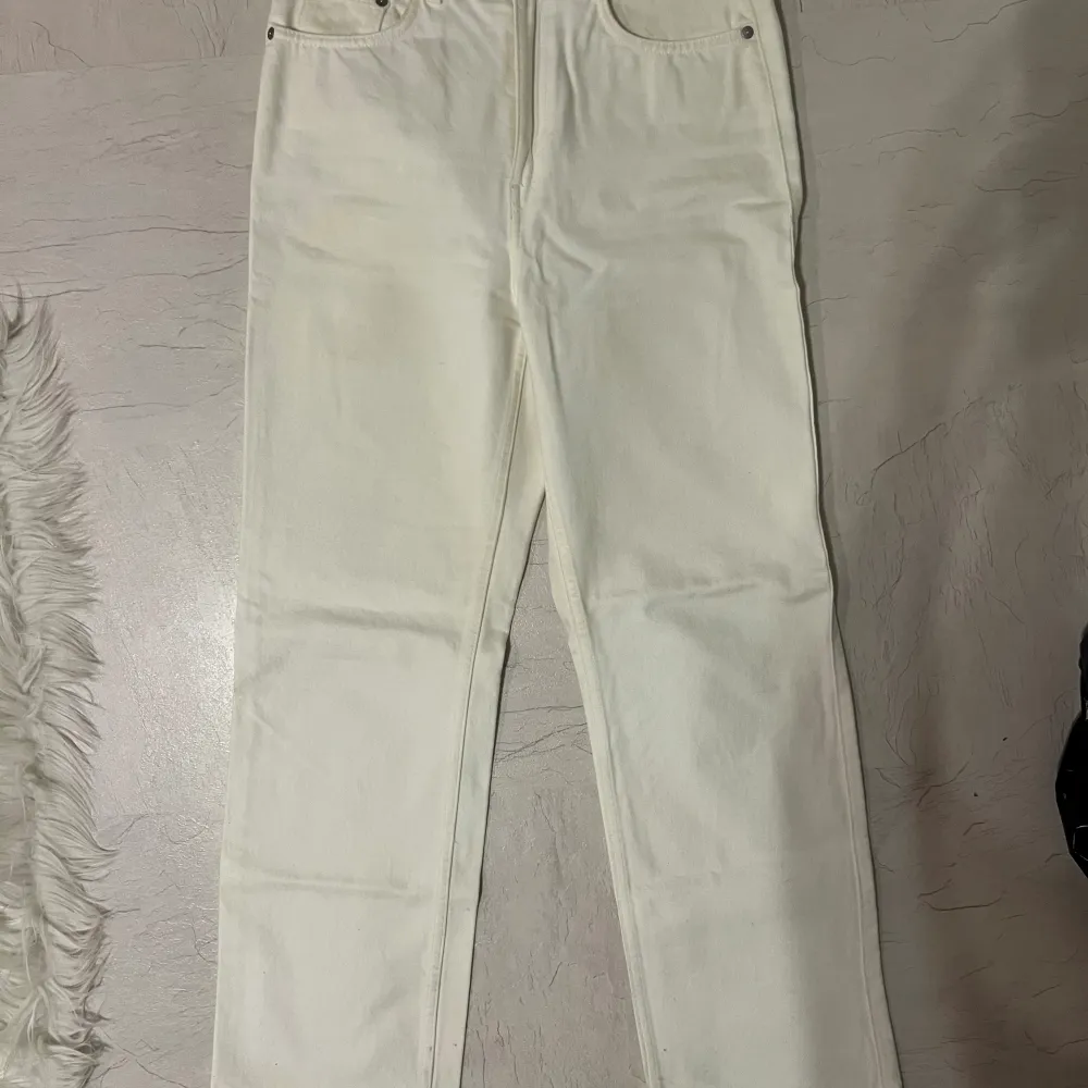 Vita straight jeans från Weekday i modellen Rowe. Perfekta till sommaren! Använda fåtal gånger . Jeans & Byxor.