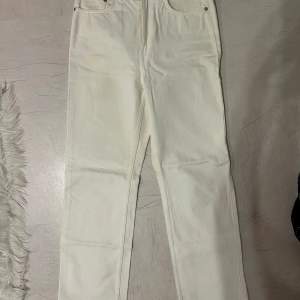 Vita straight jeans från Weekday i modellen Rowe. Perfekta till sommaren! Använda fåtal gånger 