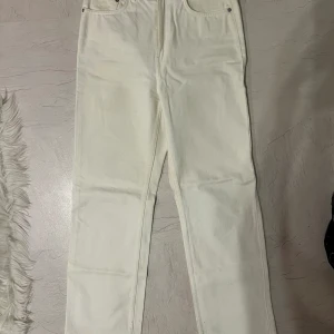 Snygga straight jeans från Weekday  - Vita straight jeans från Weekday i modellen Rowe. Perfekta till sommaren! Använda fåtal gånger 