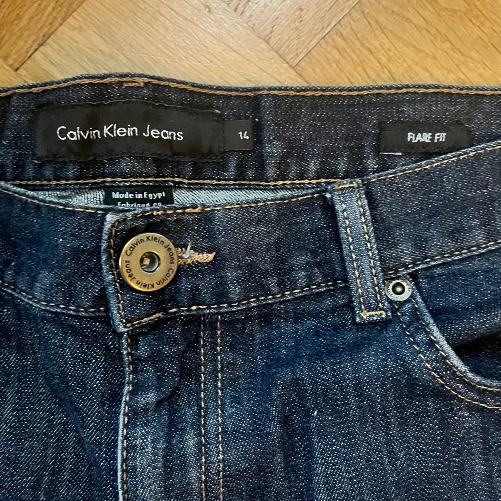 Ett par flaired jeans från Calvin Klein. Köpta på loppis men nästan helt oanvända. Lite skavanker lägst ner vi fötterna men det va så när jag köpte dem. Fråga gärna om ni vill ha bild på. Jeans & Byxor.