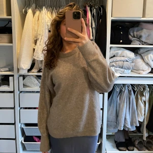 Other stories tröja  - Stickad tröja från other stories. Mycket fin kvalitet, men säljer pga att jag inte använder den längre. Storlek xs, men den är oversized i passformen.