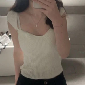 Tröja - Tröja från H&M i bra skick, super fin men kommer aldrig till användning