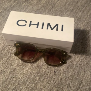 Chimi 02 - Säljer mina gröna chimis i modellen 02 då de inte kommer till användning. Allt förutom kvitto medföljer,glasögonen är i toppenskick!