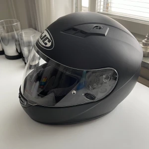 Mopedhjälm  - Säljer min Mopedhjälm från HJC i storlek S, som inte längre kommer till användning. Den väger 1450 g och är använd under 2 sommrar. Den har fått lite repor men ingen smäll. Skriv gärna för fler bilder eller vid frågor 