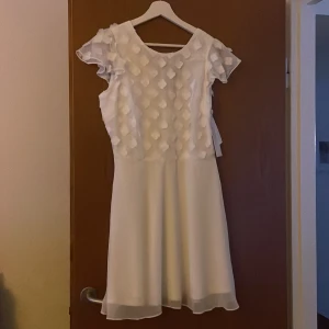 Vit klänning  - Fin vit klänning som köptes för att använda på student men aldrig användes. Storlek 38