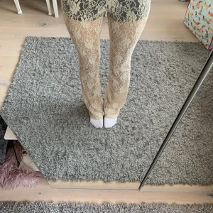 Spetsbyxor  - Säljer mina hemmasydda lowwaist bootcut spetsbyxor de är aldrig använda  