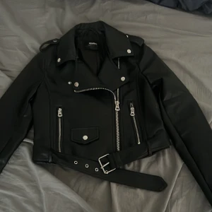 Skinnjakcka - Jag köpte den sommaren 2022 men har bara använt ett få tala gånger. 