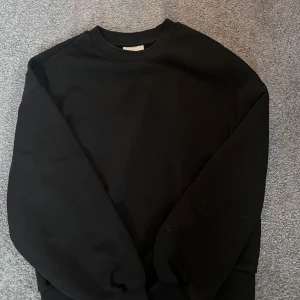 Ginatricot basic sweatshirt  - Säljer denna populära sweatshirten från Ginatricot som tyvärr blivit för liten. Den har använts många gånger och är därför lite nopprig men inget man stör sig på🥰