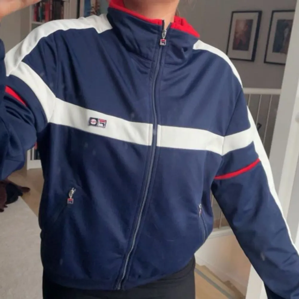 Säljer en snygg vintage Fila tröja i storlek XS. Köpt på secondhand. Den är i jättefint skick. Skriv om du har några frågor💞. Tröjor & Koftor.