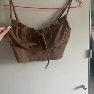 Topp - En liten topp från SHEIN. Använd fåtal gånger. Katt finns i hemmet. 