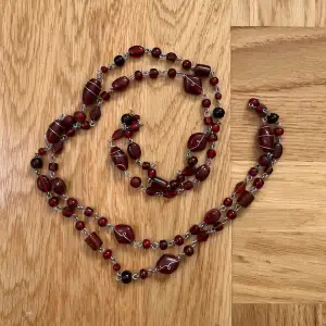 Jätte coolt långt halsband med vinröda pärlor💖 använd gärna köp nu❣️