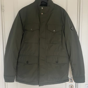 J.lindeberg vår-/höstjacka - HELT oanvänd jacka från J.lindeberg. Jackan heter Acer padded. Nypris 3000 - 4000. Alla lappar etc sitter kvar på jackan.