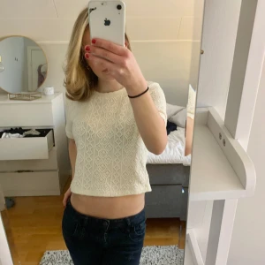 Zara topp - Jättefin zara topp🩷bara använd några gånger Är i storlek L men passar mig som har S. Så enligt mig är den S🩷har lite smink på kragen men ska tvätta den innan jag skickar den