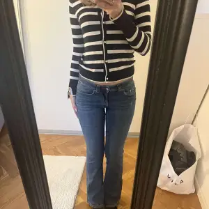 Super fina jeans från Gina, jag är 167 och de passar mig bra i längden. Säljer då de inte kommer till användning längre. Tröjan säljs på min plick! Skriv för mått eller fler bilder💞