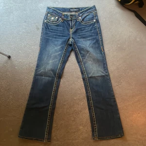 True religion bootcut lowwaist jeans  - Är från koolhaas, sällsynt märke men liknade true religion och kostar cirka lika mycket. 36 cm tvärs över, innerbenet är cirka 67 cm och längden på hela jeansen är 93 cm. Kom privat för fler frågor!