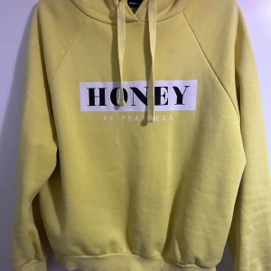 Söt Hoodie  - En gul hoodie från gina. Är så söt men inte riktigt rätt size för mig. 