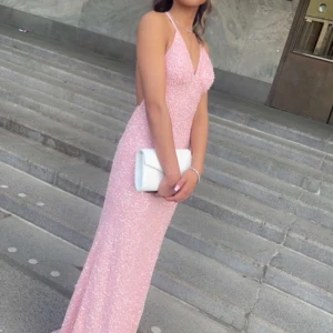 Balklänning från dressroom - Superfin balklänning från Dressroom Linné, endast använd en kväll och är i jättebra skick! Originalpris 5000kr, mitt pris 2899kr 