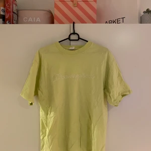 Gul tröja från champion  - Handlat på second hand för några år sedan, men bra skick ändå