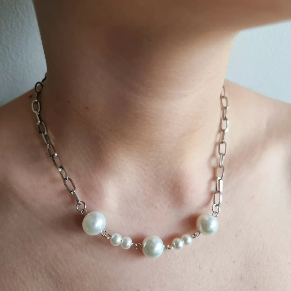 Handgjort unik  halsband och exklusiv design🖤Följ :@ekjewelryofficial🤲  🔗⛓️Material- rostfritt stål och pärlor. Längd: 44cm. . Accessoarer.