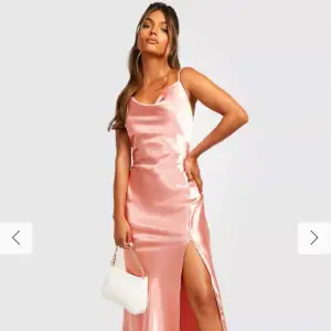 En helt oanvänd rosa balklänning med öppen rygg i storlek M. Köpte en i S och M eftersom att jag var osäker på storleken och säljer därför klänningen i storlek M. Klänningen är från boohoo och köptes för 810 kr. Skriv privat för fler bilder💗💗