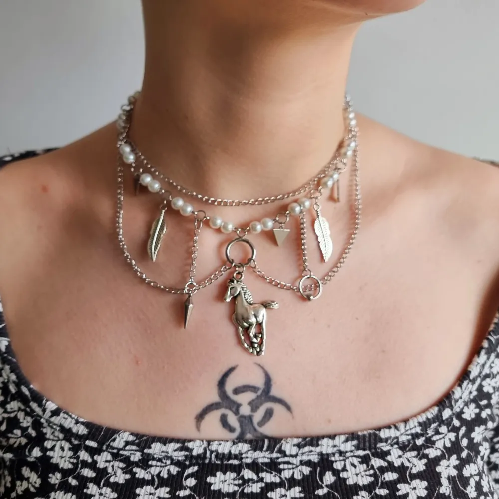 Handgjort unik  halsband och exklusiv design🖤Följ :@ekjewelryofficial🤲  🔗⛓️Material- rostfritt stål, zinklegeringar och pärlor. Längd: 36-41cm. . Accessoarer.