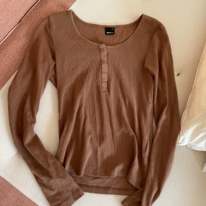 Topp med knappar från Gina Tricot - Säljer denna jätte söta topp från gina tricot✨toppen har små fina knapparoch den är i storleken M🤗