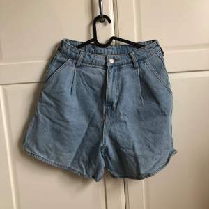 Highwaist jeansshorts som är i gott skick! Perfekta till sommaren och varmare väder. Säljer alla mina varor på min profil för under 150kr!!!