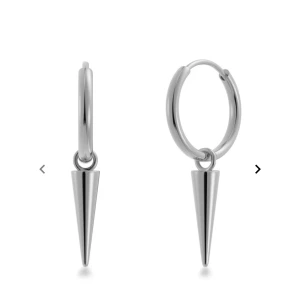 Silver örhängen - Säljer mina Peak Hoops Steel örhängen! dom har inga skador alls och är bara använda några få gånger❤️nypriset är 399kr