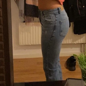 Gina tricot jeans  - Gina tricot jeans, i perfekt skick. Finns fler bilder på de på min profil och beskriving på de